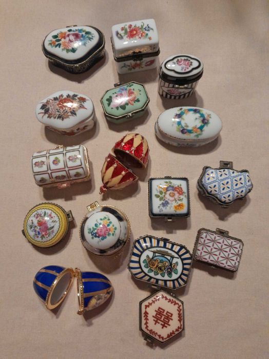 Caixas de porcelana pintadas à mão.