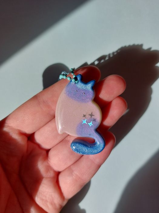 Brelok biało-niebieski kot