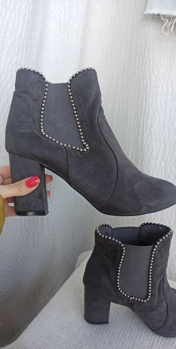 NOWE zamszowe  botki r.39