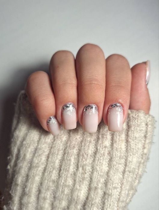 Манікюр та нарощування нігтів