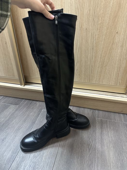 Високі чорні ботфорти чоботи
