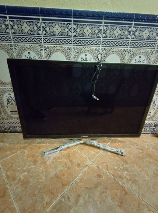 Televisão Samsung UE40C7000 40” LED Full HD Smart TV | com problema no ecra