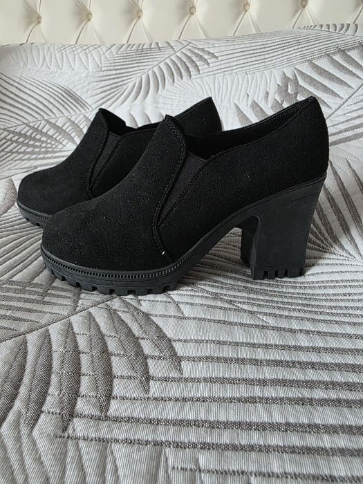 Botim / Botas em camurça pretas salto curto novas tamanho 37
.