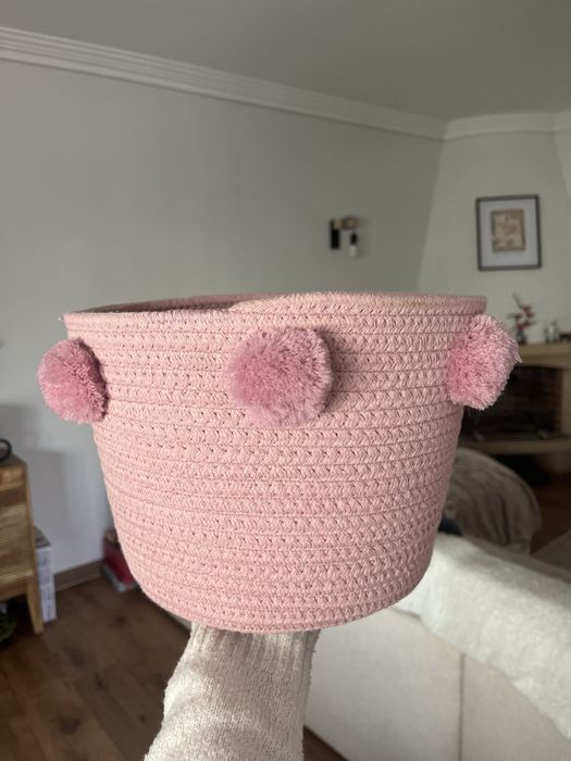 Cesto cor-de-rosa com pompom