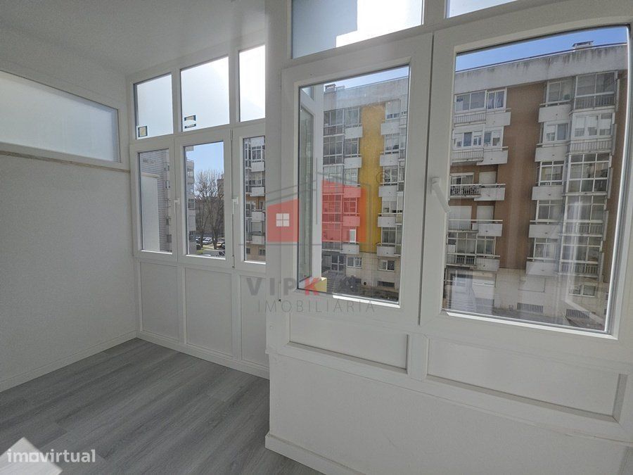 Apartamento T2 remodelado em Benfica