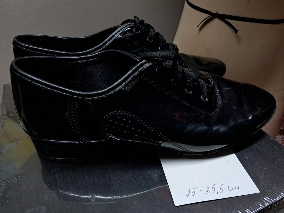 Продам туфлі на хлопця  лакові для бальних танців ьних танців.