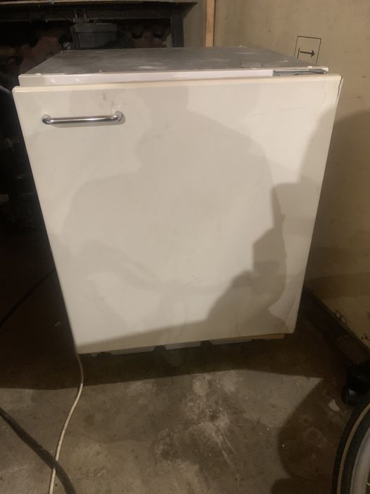 Холодильник під забудову вбудований