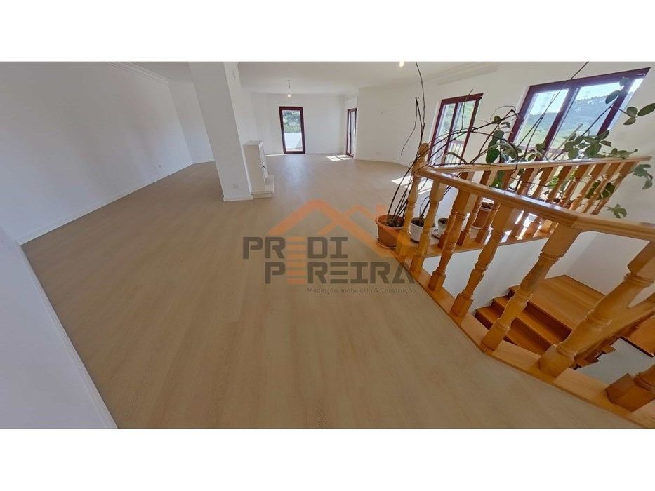Apartamento T3 duplex remodelado, com box, situado em Casal de Cambra.