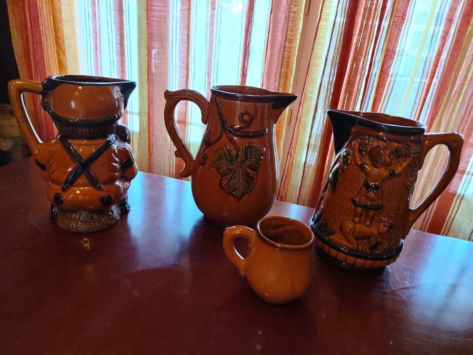 Conjunto de três canecas de vinho e um copo, com motivos tradicionais portugueses