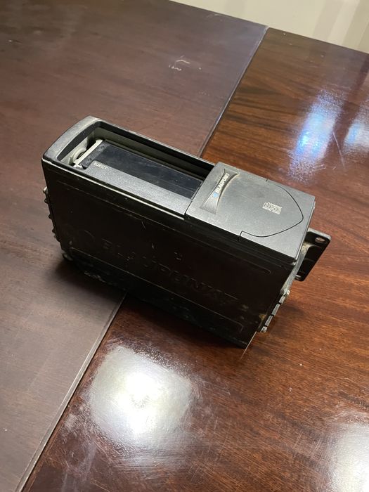 Caixa de CDs da marca BLAUPUNKT