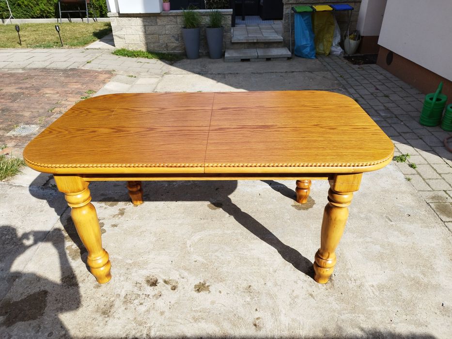 Stół dębowy pięknie zdobiony