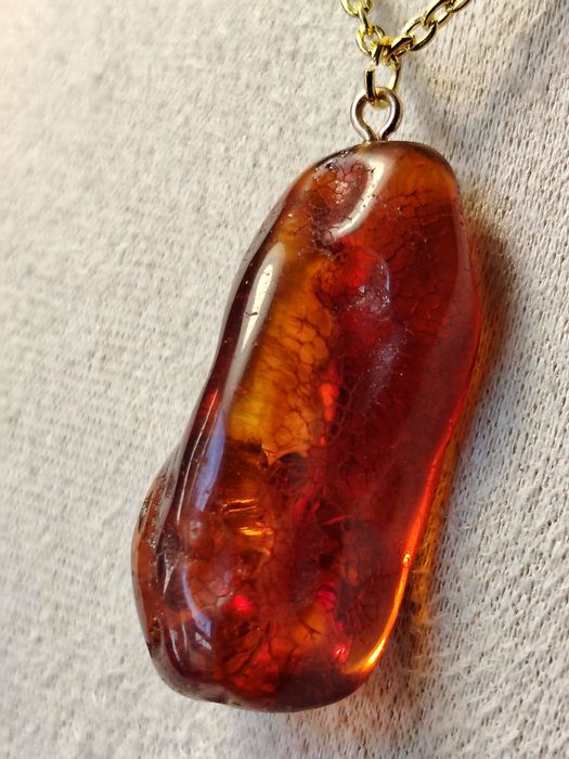 Unikatowy naszyjnik z dużym bursztynem bałtyckim – Stal szlachetna