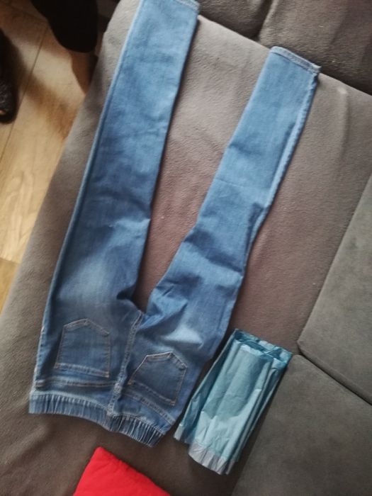 Dzinsowe spodnie leginsy Hm 134 granat