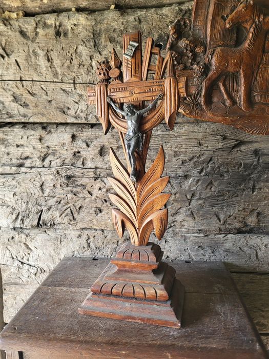 Rzeźbiony drewniany krzyż pasyjka