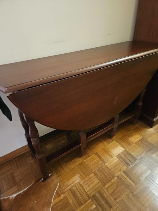 Mesa de sala com abas