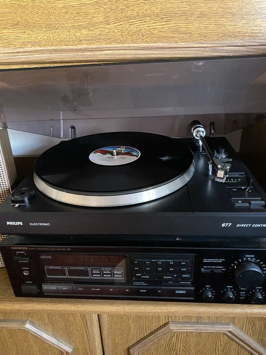 Вініловий програвач Philips 677