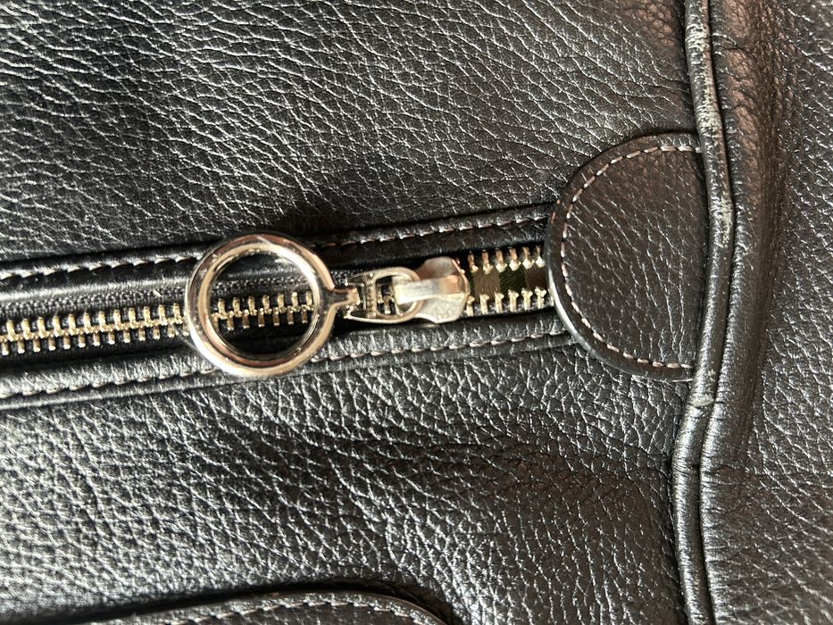 Mala Lacoste em pele macia