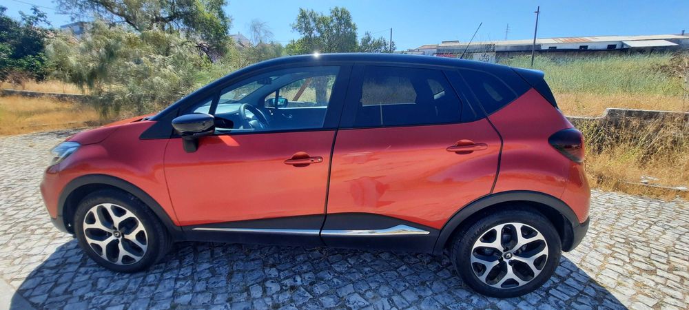 Vendo Renault Captur 0.9 TCe Exclusive a gasolina de 2019, num estado irrepreensível e com apenas 80000km reais.