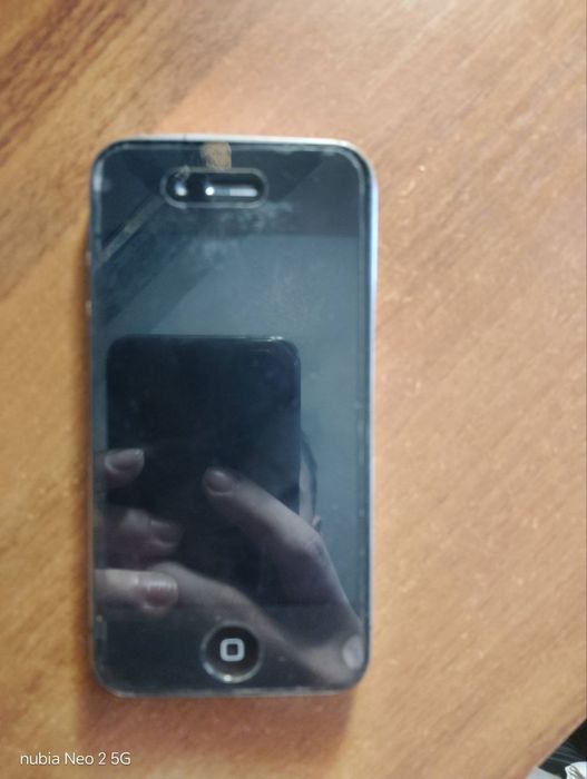 Продается айфон 4 и 5 в идеальном состоянии, рабочие с кабелем для 4