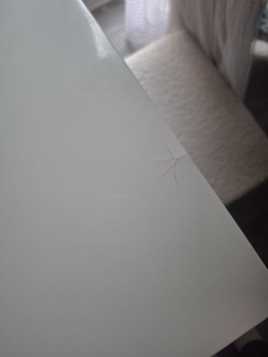 Białe biurko na srebrnych nogach