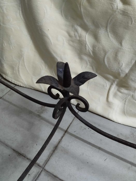 Mesa antiga em ferro forjado