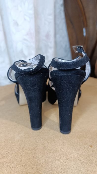 Босоніжки на каблуку,нові.