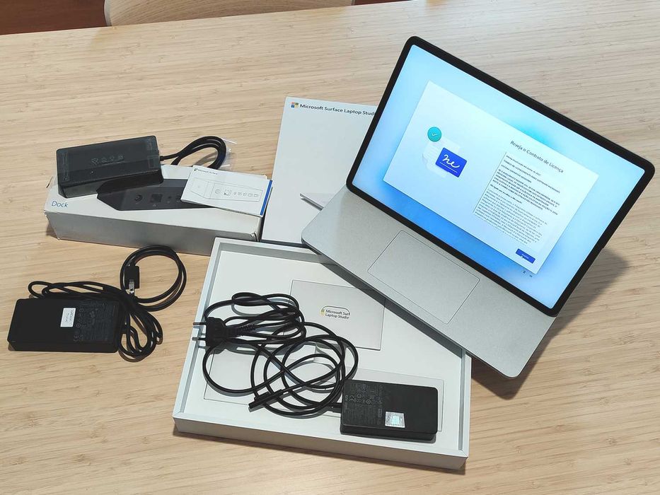 Microsoft Surface Studio + Microsoft Surface Dock (Thunderbolt 4)