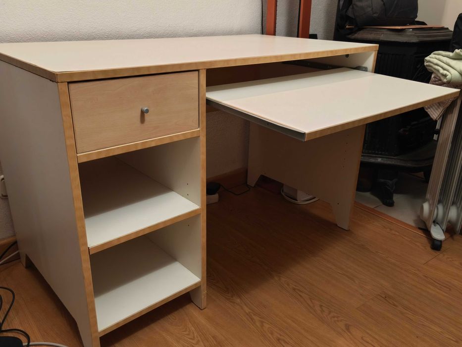Secretária com plataforma para teclado