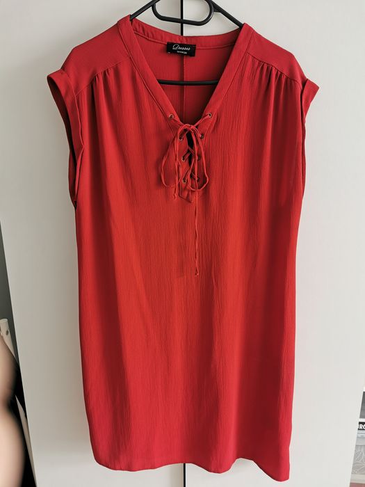 Czerwona sukienka z wiązaniem