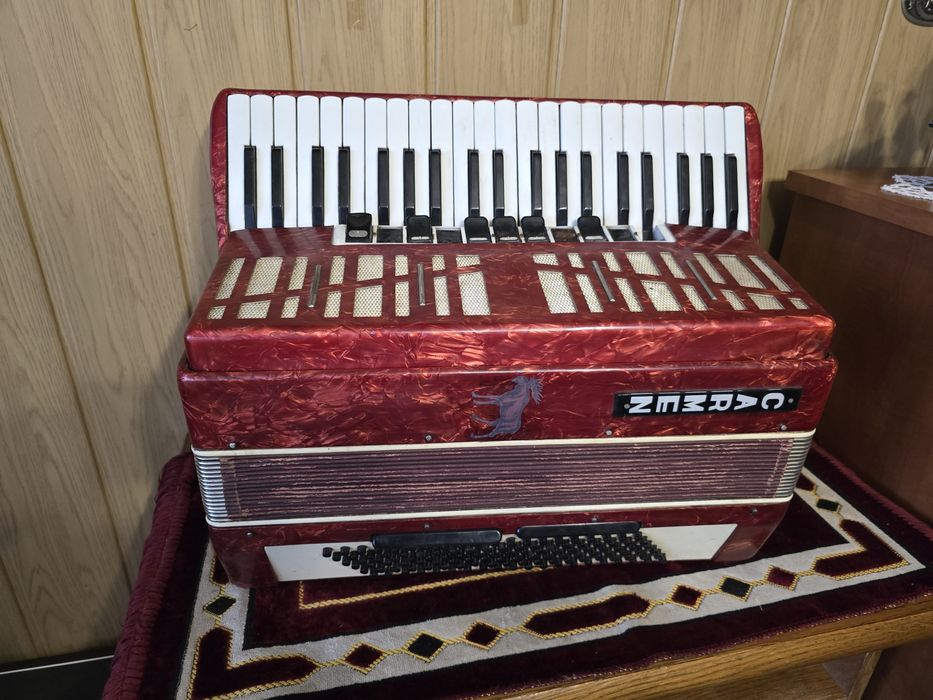 Akordeon Carmen 120bas cztery chóry kompletny do naprawy