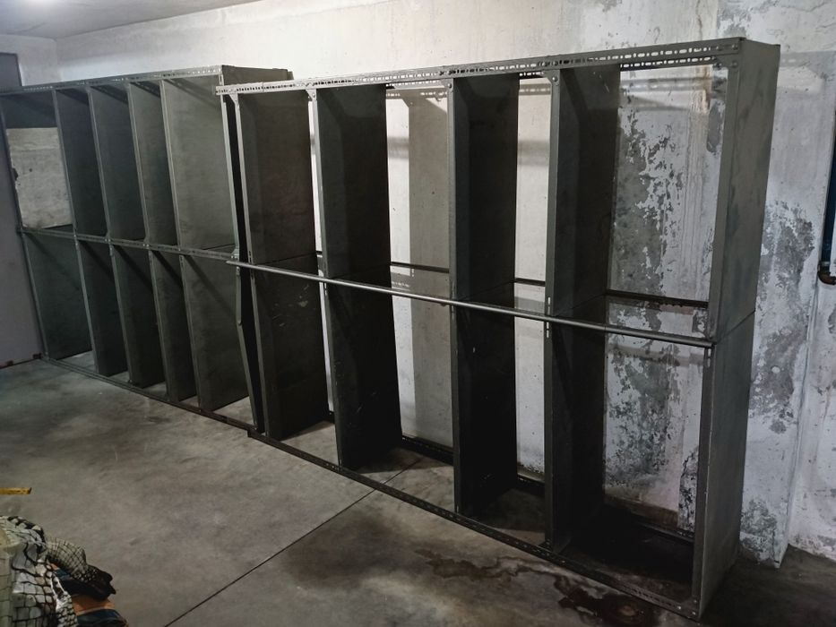 Estantaria, 2as estantes metálicas bem resistentes, medidas:
1—225/170