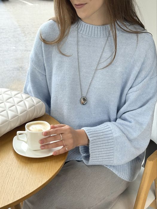 Светр блакитний