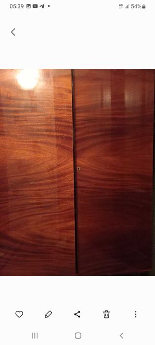 Шафа з поличками для одягу.