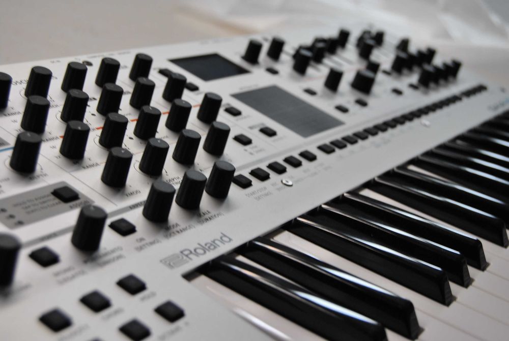 Syntezator Roland GAIA 2