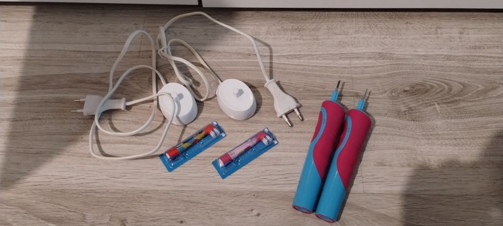 Szczoteczki elektryczne Oral B Braun 2sz. + 2 nowe wkłady