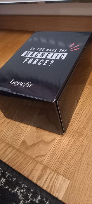 Benefit- pudelko na kosmetyki.