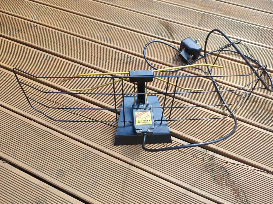 Antena pokojowa z zasilaczem