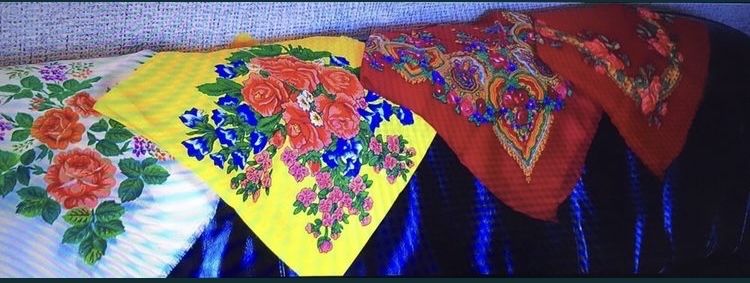 Платки женские , натуральные , новые . Размер 0,75 х 0,75 см .