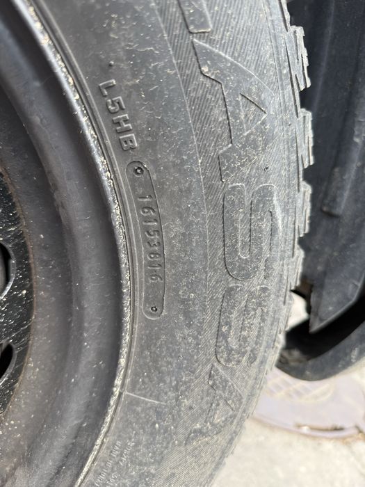 Продам компелкт зимней резины + диски 215/65/16 Lassa Iceways.