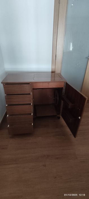 Mesa de costura em ótimo estado