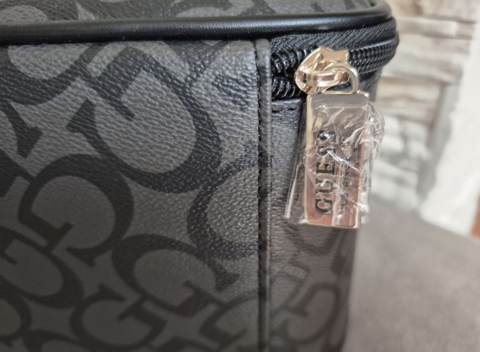 Kosmetyczka Damska Kuferek Guess