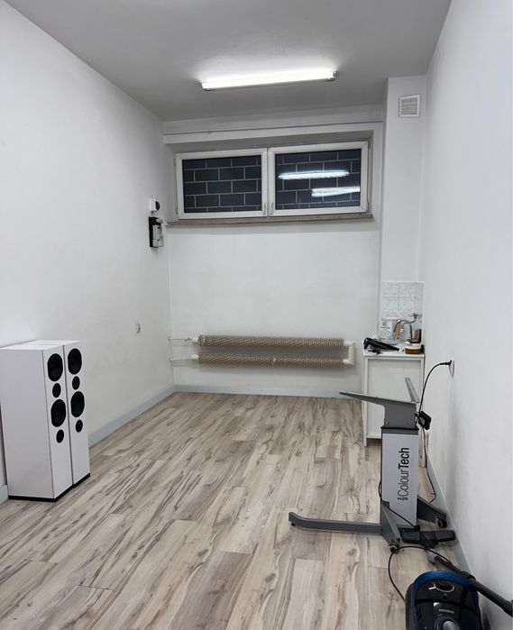 Sprzedam lokal 14,5 m2  (oś. Piasta)