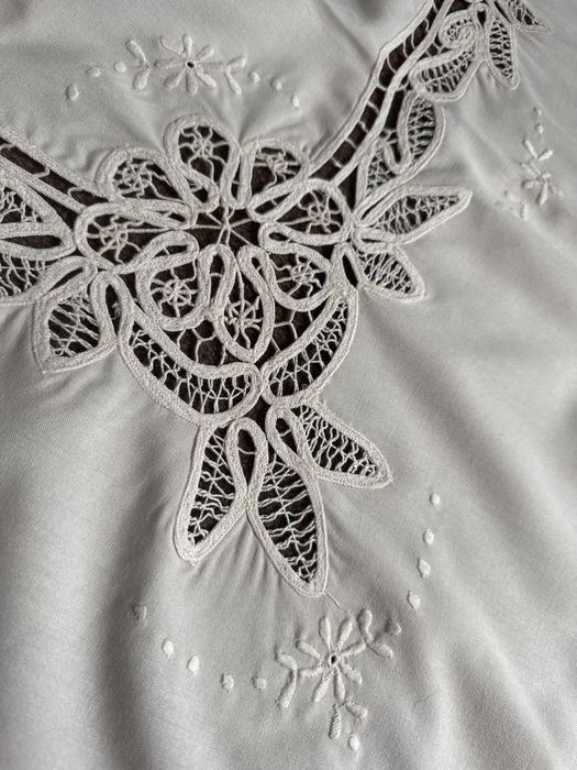 Obrus ręcznie haftowany z koronkami do kolekcji