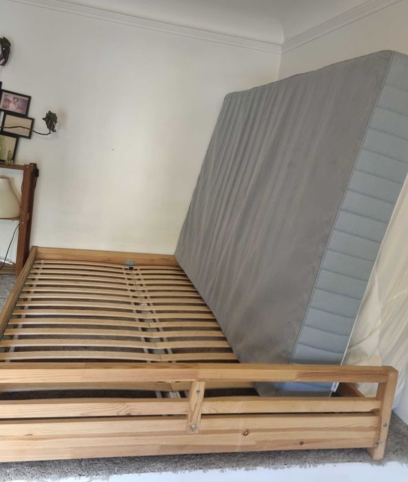 Cama e colchão casal.