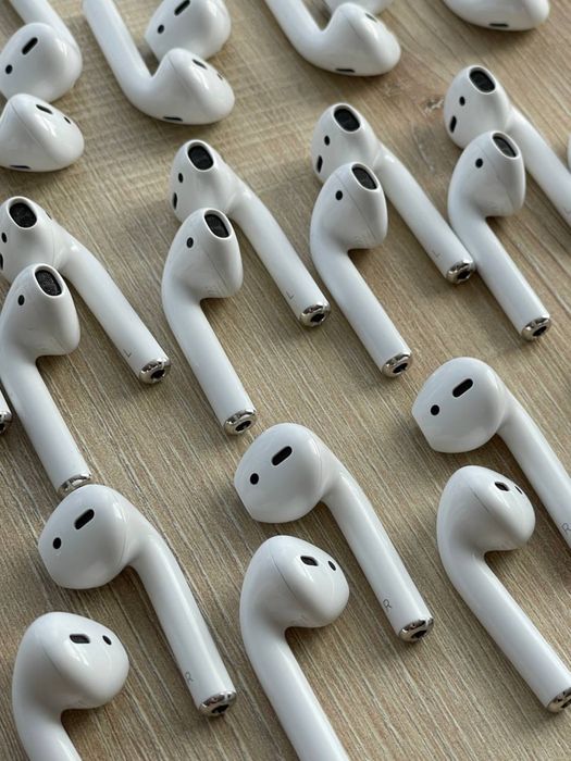 Левый AirPods 2 правый AirPods 2 б/у идеал Киев A2031 A2032