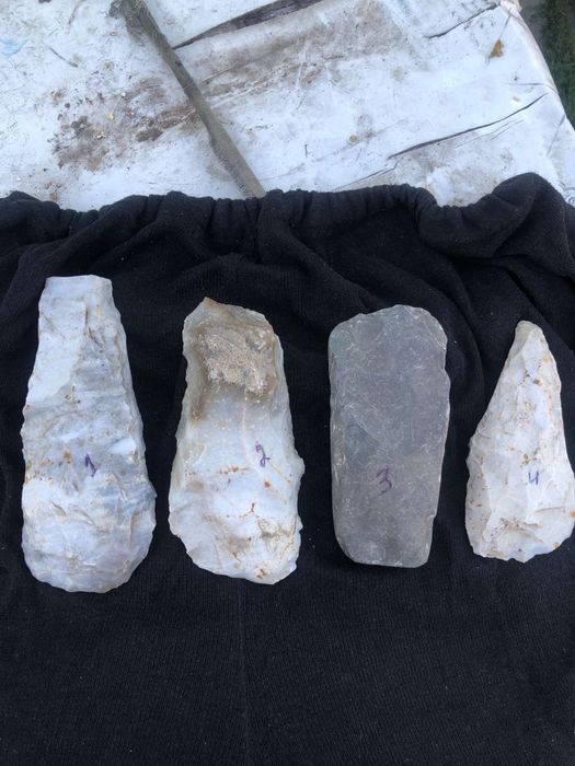 Камʼяні топори древні