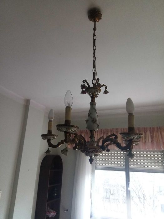 Moveis de quarto em madeira maciça, candeeiros etc..