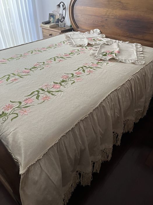 Colcha em linho, bodada em tons de rosa e verde, coma de casal ,