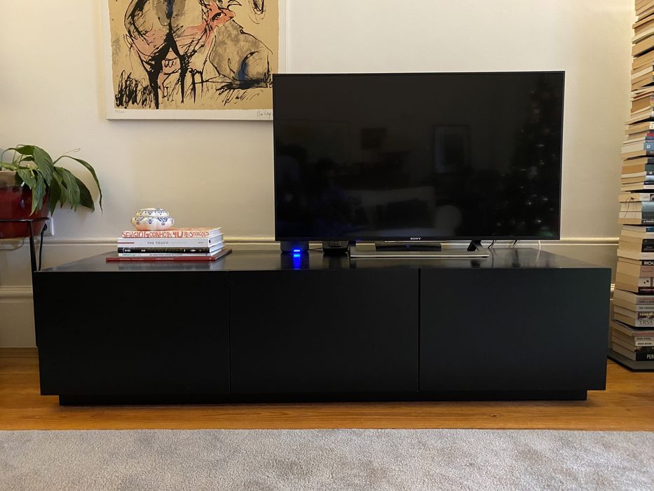Móvel para TV preto em MDF lacado – design e produção Empatias
