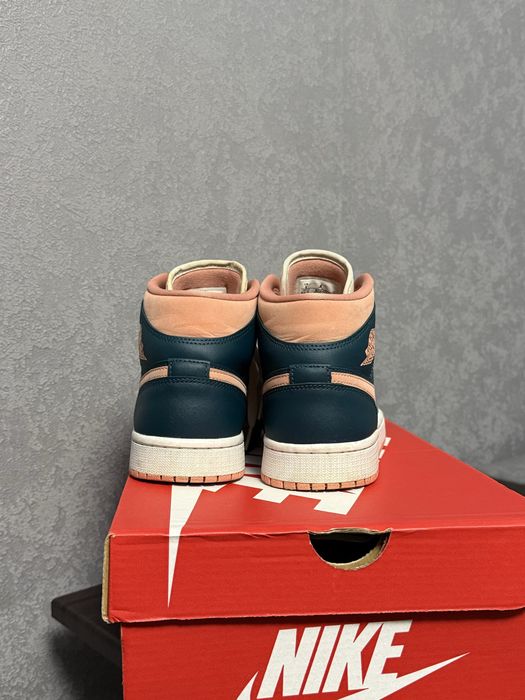 Продам кросівки жіночі Air Jordan 1 Mid Bq6472-308